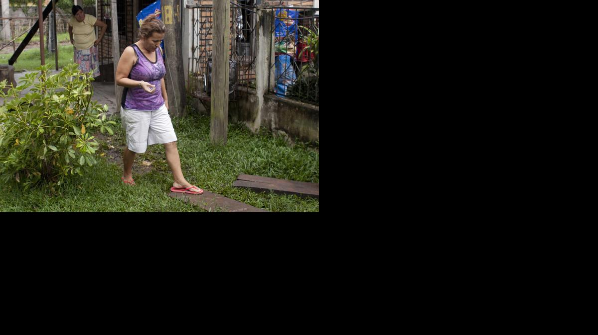 
Teresa Muñoz, madre de la Miss Honduras María José y de Sofía Trinidad Muñoz, que aparecieron muertas el 19 de noviembre, sale de su casa este miércoles en el barrio Galeras de Santa Bárbara.
