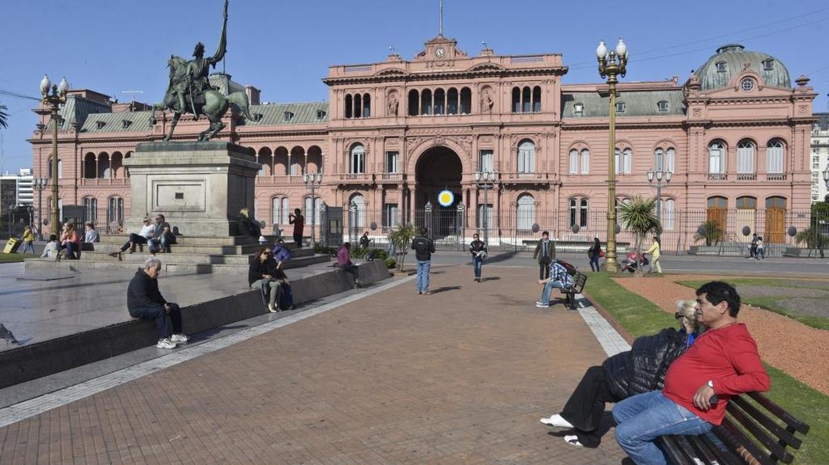 Algunas personas toman un descanso frente a la Casa Rosada el domingo 25 de octubre de 2015, en Buenos Aires.