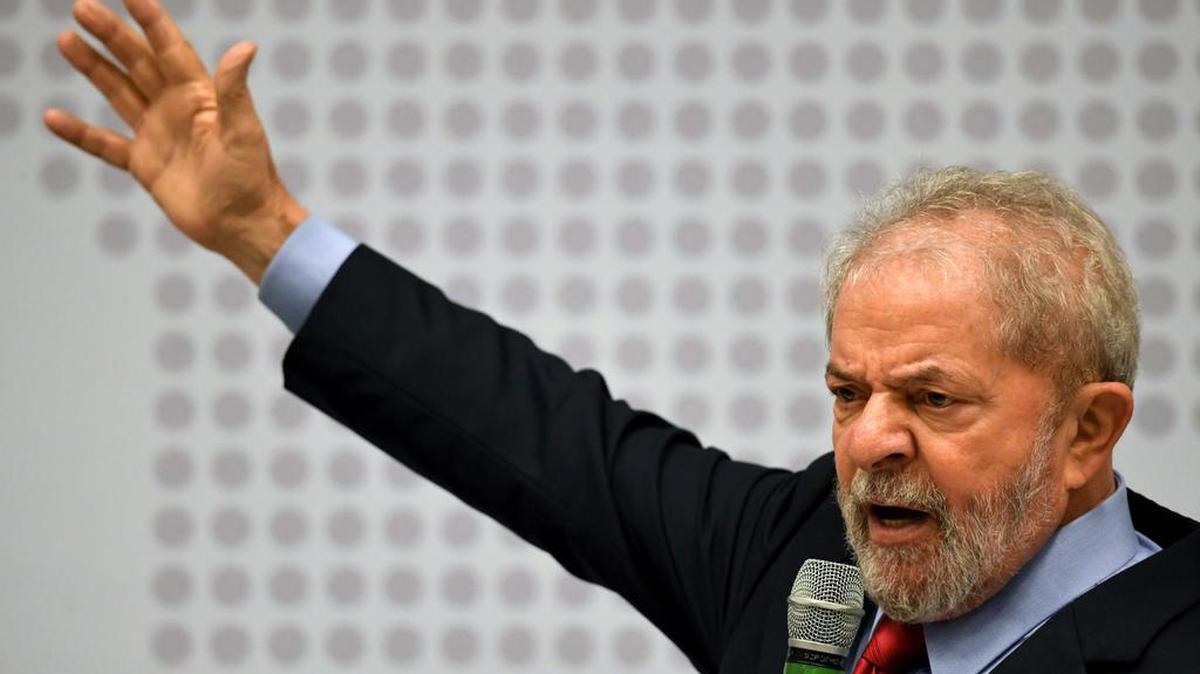 El ex presidente brasileño Luiz Inácio Lula da Silva (2003-2010) pronuncia un discurso durante un seminario sobre "Estrategias para la Economía Brasileña" promovido por el Partido de los Trabajadores en Brasilia, el 24 de abril de 2017.