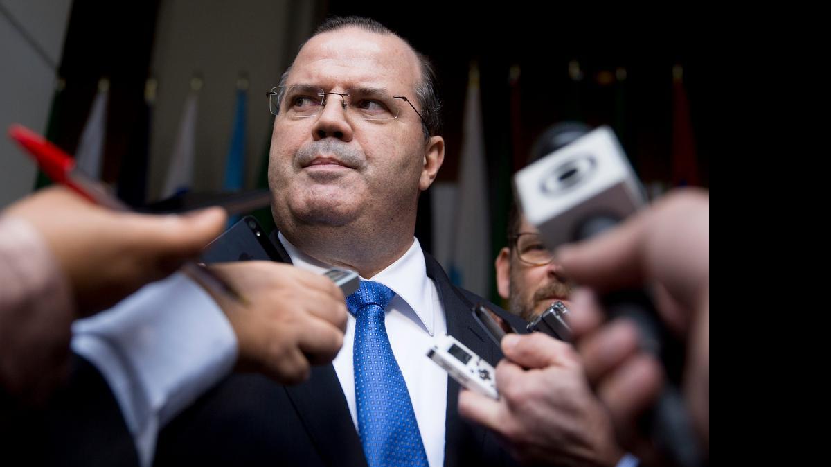 
El presidente del Banco Central de Brasil, Alexandre Tombini, habla con periodistas en la reunión anual del FMI y del BM en Washington, en el 2014. Ese ente emisor planeaba subir las tasas el miércoles.
