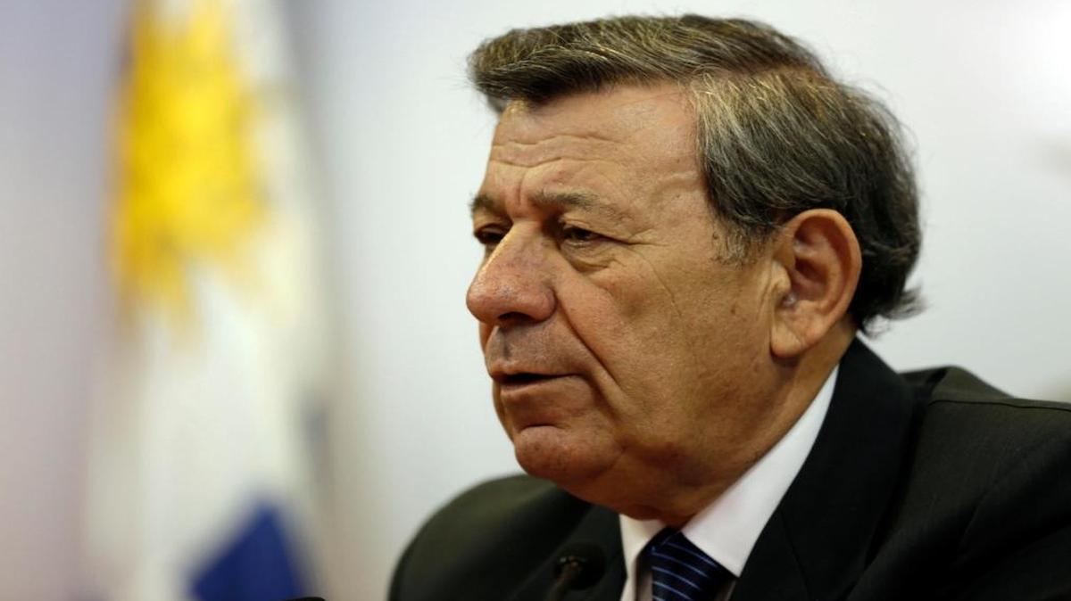 El ministro de Relaciones Exteriores de Uruguay, Rodolfo Nin Novoa, lee un comunicado al término del Consejo de Ministros el lunes 31 de julio de 2017, en Montevideo (Uruguay). Uruguay exhortó al Gobierno de Venezuela a establecer un canal de diálogo con la sociedad y a respetar los derechos humanos antes del establecimiento de la Asamblea Nacional Constituyente, dijo el canciller uruguayo, Rodolfo Nin Novoa.