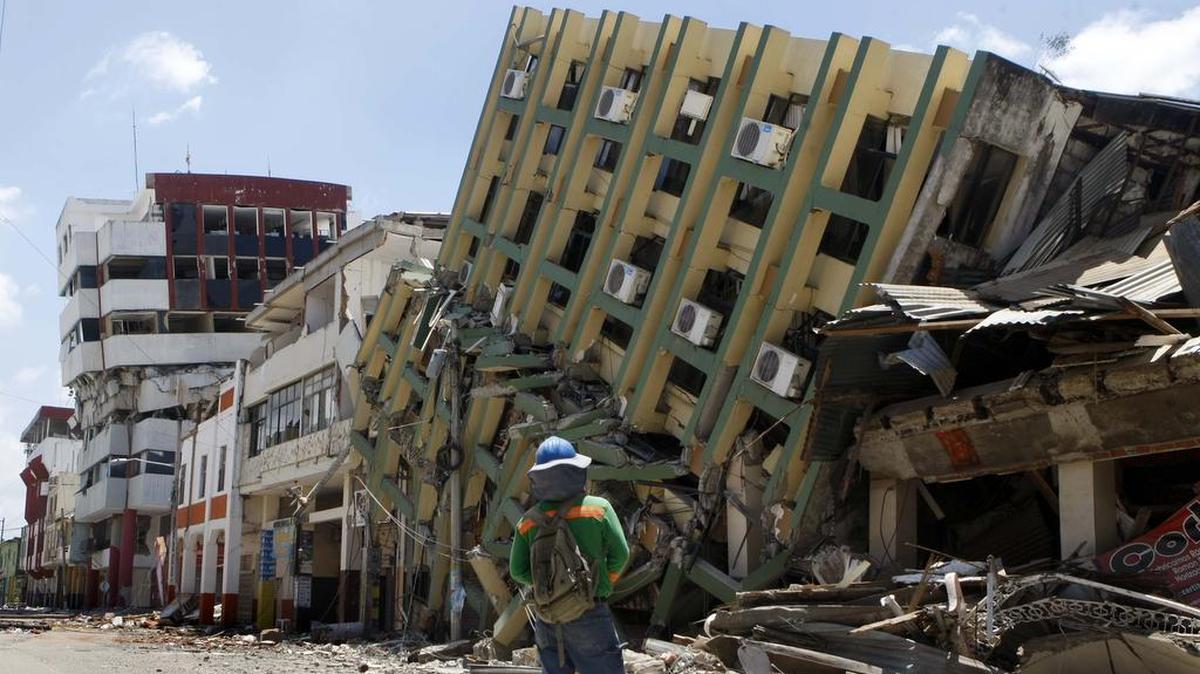 Un rescatista voluntario observa varios edificios colapsados hoy, martes 19 de abril de 2016, tras un fuerte sismo de 7,8 grados, en el centro de Portoviejo, en la capital de la provinica de Manabí (Ecuador). Una réplica de 6 grados en la escala abierta de Richter volvió a sacudir una zona del norte de la costa de Ecuador, en la que el pasado sábado ocurrió un terremoto de 7,8 grados que ha dejado al menos 480 muertos.