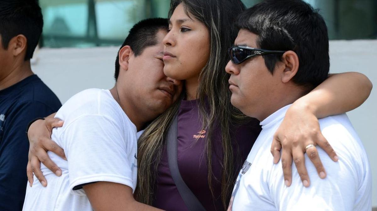 Familiares de Mario Armando Toconas, un miembro de la tripulación del ARA San Juan, esperan noticias afuera de la base de Mar del Plata el 1 de diciembre del 2017.