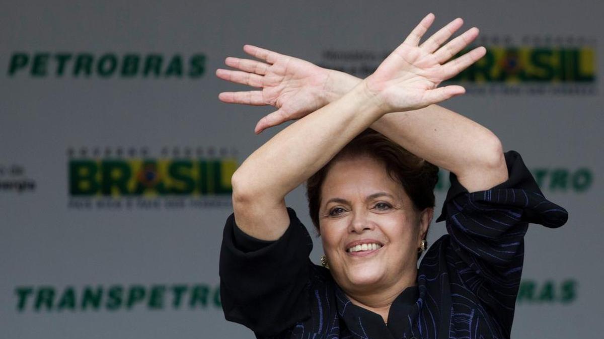 
La presidenta de Brasil, Dilma Rousseff, saluda a trabajadores de Petrobras durante una ceremonia. El escándalo de la estatal petrolera ha salpicado al gobierno de la mandataria. 
