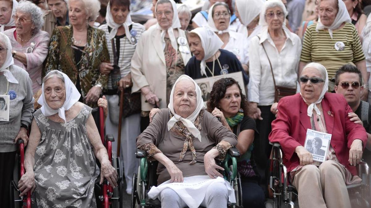 Abuelas de Plaza de Mayo encabezan el jueves 24 de marzo de 2016, una manifestación por el aniversario número 40 de la dictadura militar en 1976, con la consigna “Memoria, verdad y justicia” en Buenos Aires (Argentina).