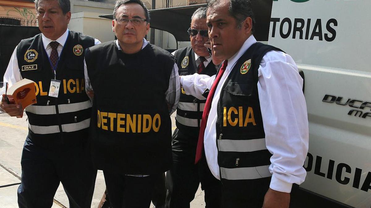 Fotografía cedida por el Poder Judicial de Perú que muestra al exviceministro de Comunicaciones Jorge Cuba (2-i) tras ser detenido el 31 de enero de 2017, en Lima. Cuba llegó a Lima desde Estados Unidos y está siendo por presuntamente haber recibido sobornos de la empresa brasileña Odebrecht.