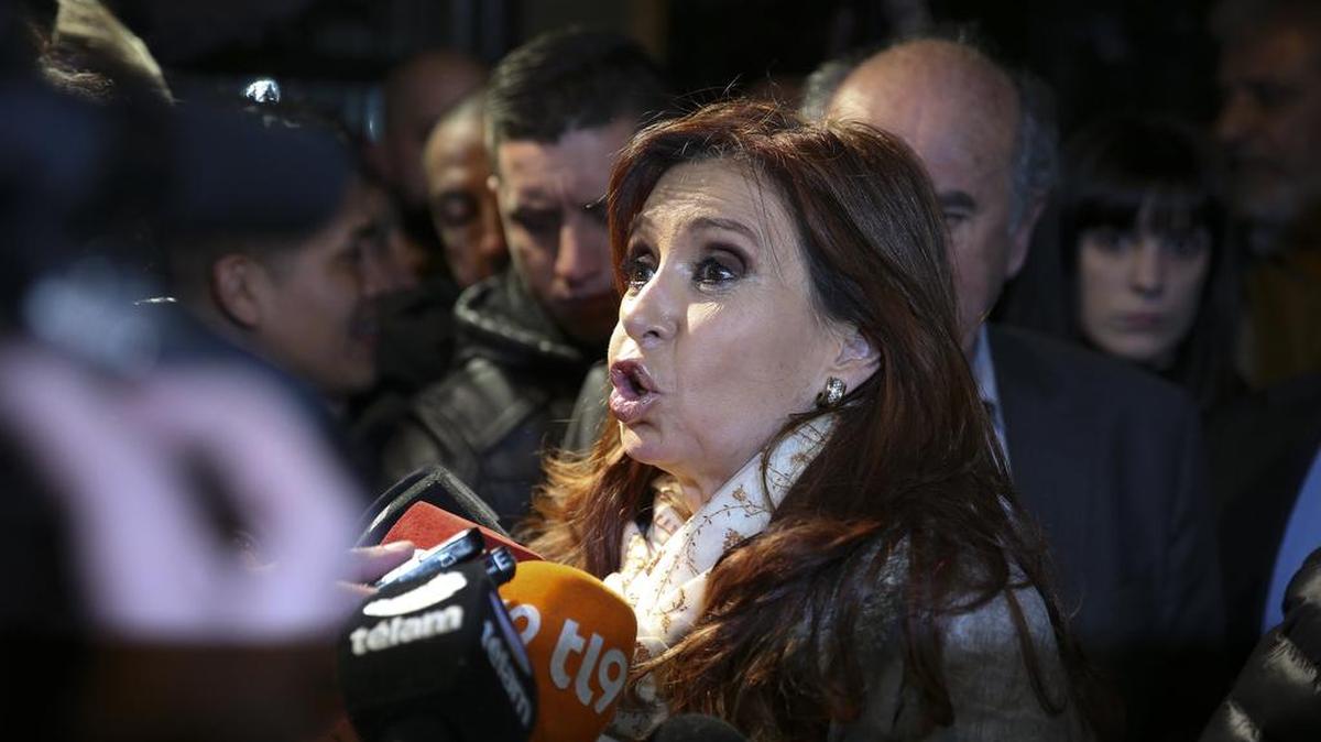 La ex presidenta argentina Cristina Fernández de Kirchner (2007-2015) ofrece declaraciones a periodistas tras una reunión con miembros del Frente para la Victoria (FPV) el martes 7 de julio de 2016, en Buenos Aires (Argentina).