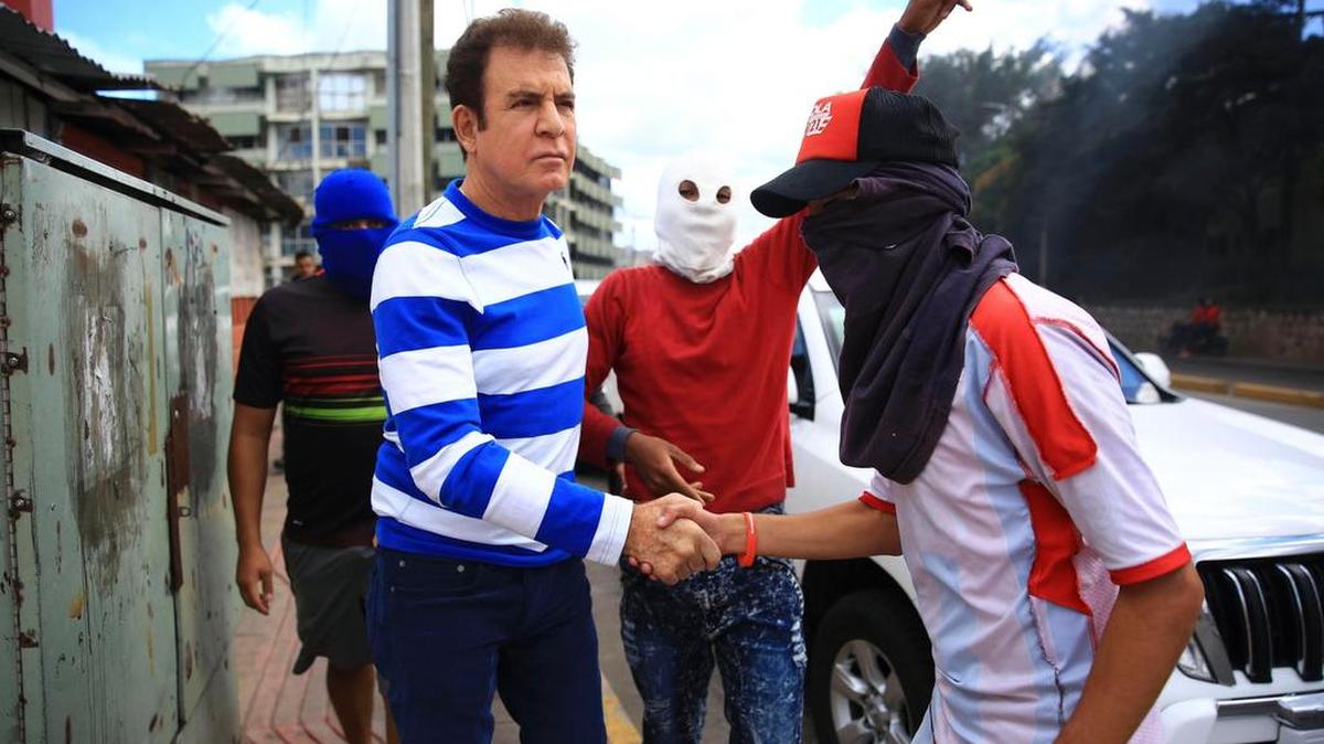 El ex candidato presidencial Salvador Nasralla saluda a simpatizantes durante una protesta, el 20 de enero del 2018, en Tegucigalpa.