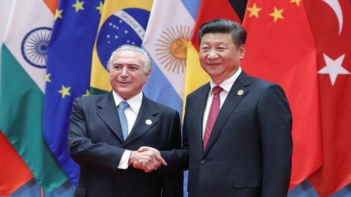 El presidente de China, Xi Jinping, saluda a su homólogo brasileño Michel Temer en la Cumbre del G-20.