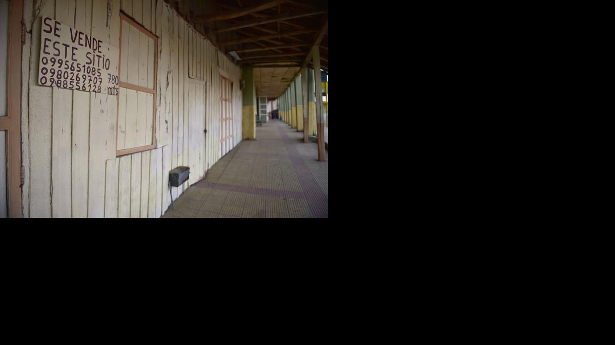 
Una casa en venta en Déleg, a 285 km al sur de Quito, Ecuador. En esa zona gran parte de los hombres han emigrado a EEUU y los hijos emprenden una peligrosa travesía para reunificarse con ellos.
