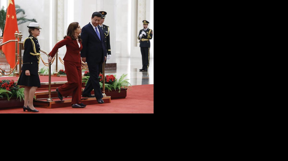 
La presidenta argentina, Cristina Fernández de Kirchner (2ºizda), es recibida por el presidente chino, Xi Jinping (dcha), a su llegada al Gran Palacio del Pueblo en Pekín (China) hoy, miércoles 4 de febrero de 2015. EFE/Rolex Dela Pena
