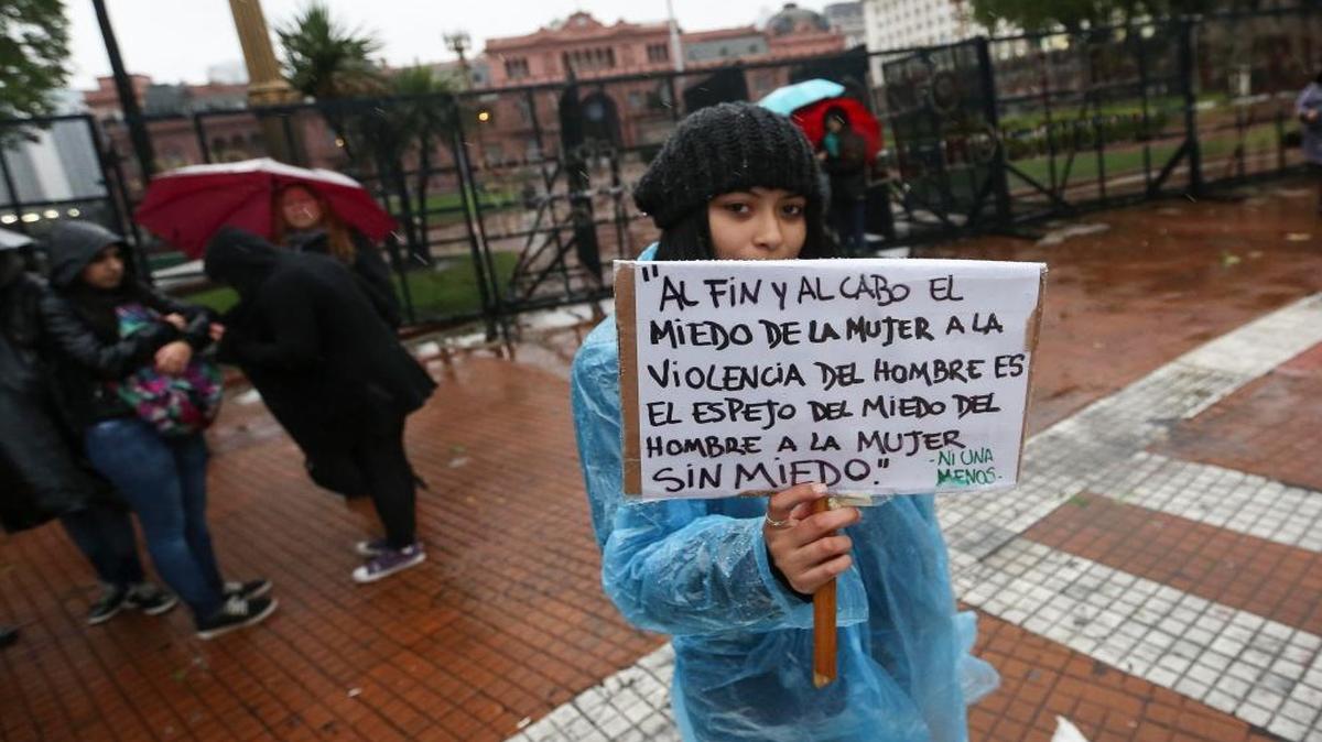 Una mujer con un cartel participa junto a miles de personas que asisten a la marcha convocada por la plataforma social "Ni Una Menos", en Buenos Aires (Argentina). La plataforma "Ni Una Menos" convocó a movilizarse luego del violento asesinato de una joven de 16 años en la ciudad de Mar del Plata.