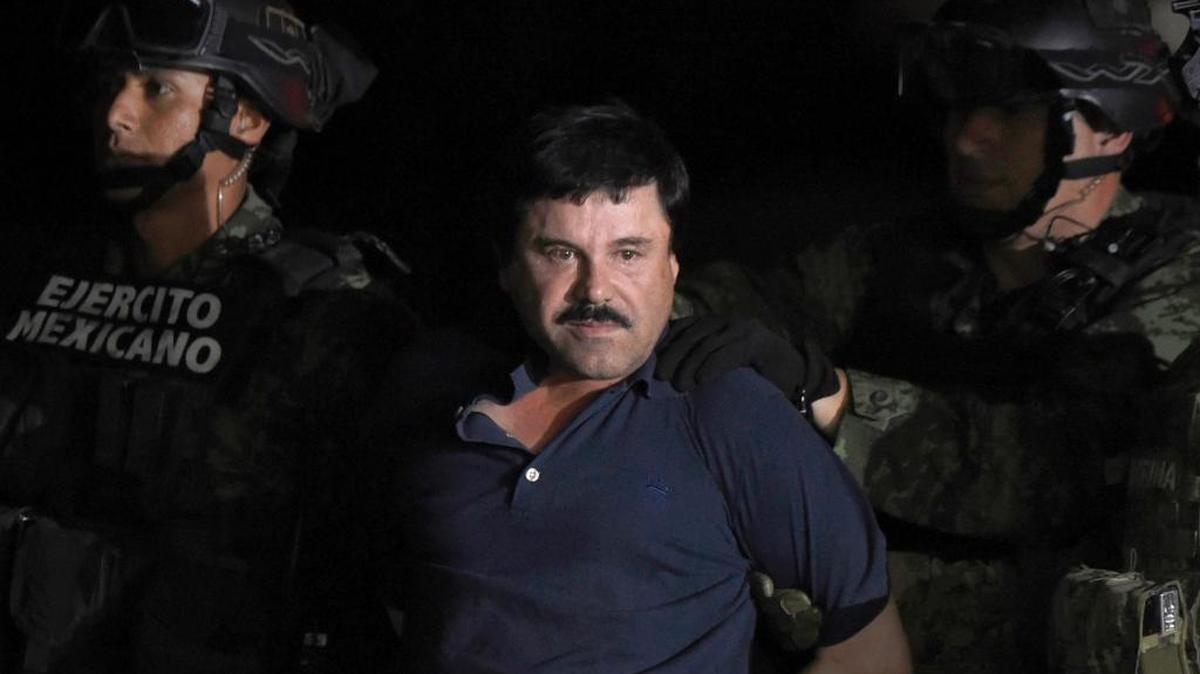 El capo Joaquín “El Chapo” Guzmán es escoltado el viernes a un helicóptero, tras ser detenido durante una operación militar en el estado mexicano de Sinaloa.