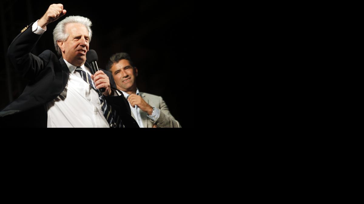 
El ganador de las elecciones presidenciales de Uruguay según los sondeos a pie de urna, el izquierdista Tabaré Vázquez, habla tras la segunda vuelta de los comicios presidenciales el domingo 30 de noviembre de 2014 en Montevideo (Uruguay). Vázquez supera al aspirante de la oposición Luis Lacalle Pou en los primeros resultados oficiales del balotaje de las elecciones en el país. Tabaré Vázquez se comprometió hoy a trabajar "al máximo" de sus capacidades contando "con todos los uruguayos" para que le acompañen en lograr un país "que puede mejorar más". 
