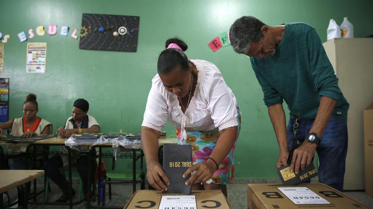 Varias ciudadanos votan el domingo 15 de mayo de 2016, en Santo Domingo (República Dominicana). En este proceso electoral donde están convocados 6,765,136 votantes, se elegirá presidente y vicepresidente, 32 senadores, 190 diputados, 20 representantes ante el Parlamento Centroamericano, además de alcaldes y regidores.