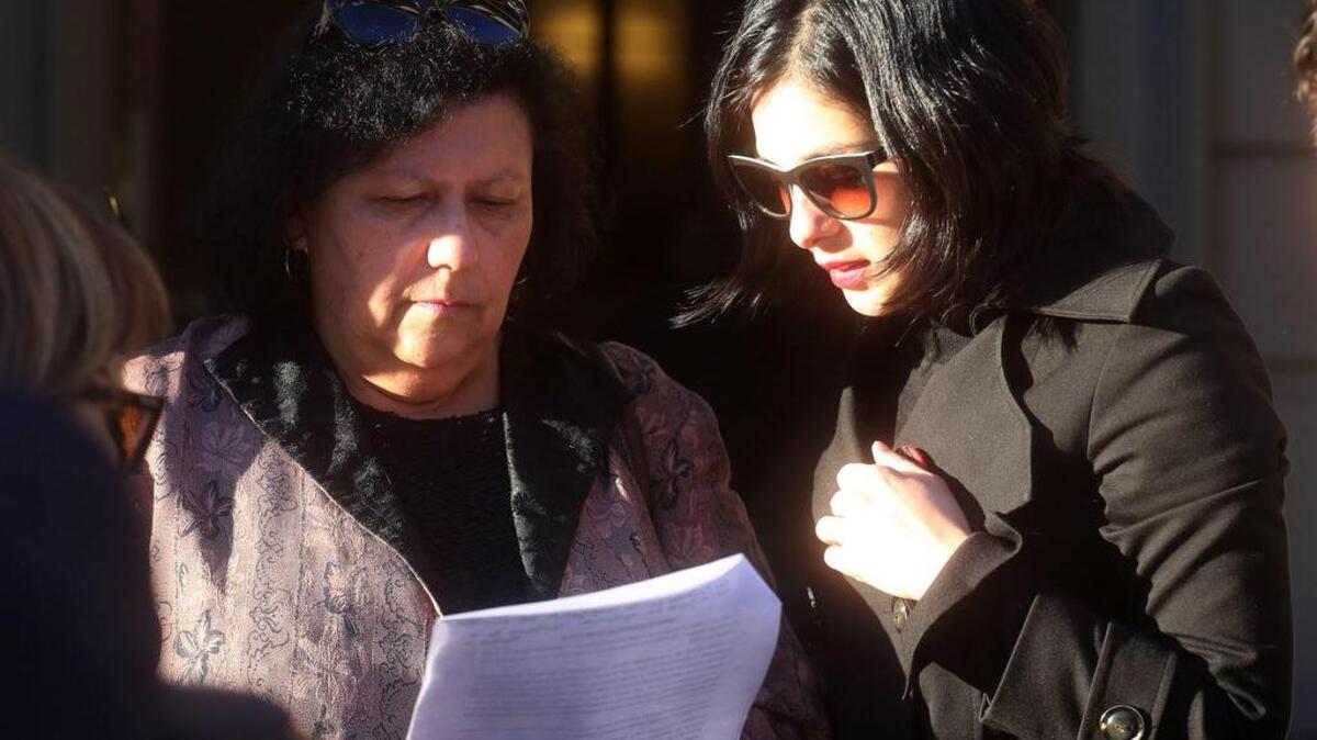 La diputada del Partido Comunista Karol Cariola (d) y la presidenta de la Agrupación de Familiares de Detenidos Desaparecidos AFDD, Lorena Pizarro (i), presentan el lunes 22 de agosto de 2016, una querella en contra de Lucía Hiriart, viuda del dictador chileno Augusto Pinochet.