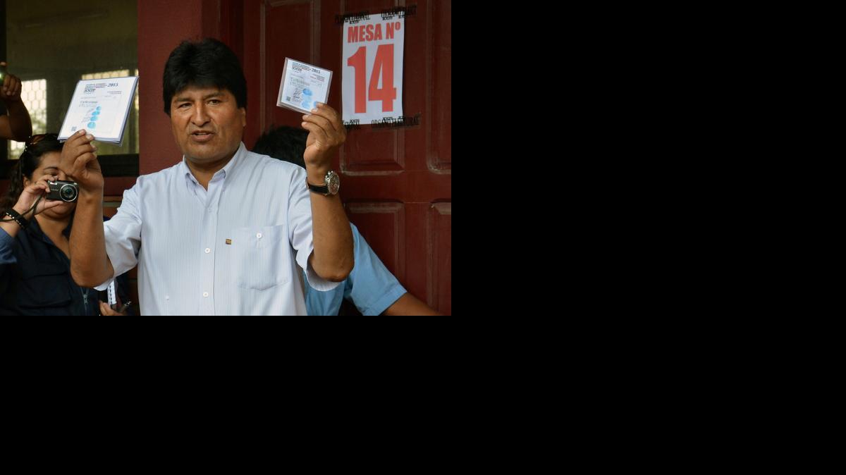 
Fotografía cedida del presidente de Bolivia, Evo Morales, quien emite su voto el domingo 29 de marzo de 2015, durante las elecciones regionales y municipales, en el colegio Villa 14 de Septiembre, en el municipio del mismo nombre, situado en el Chapare, región central boliviana de Cochabamba. 
