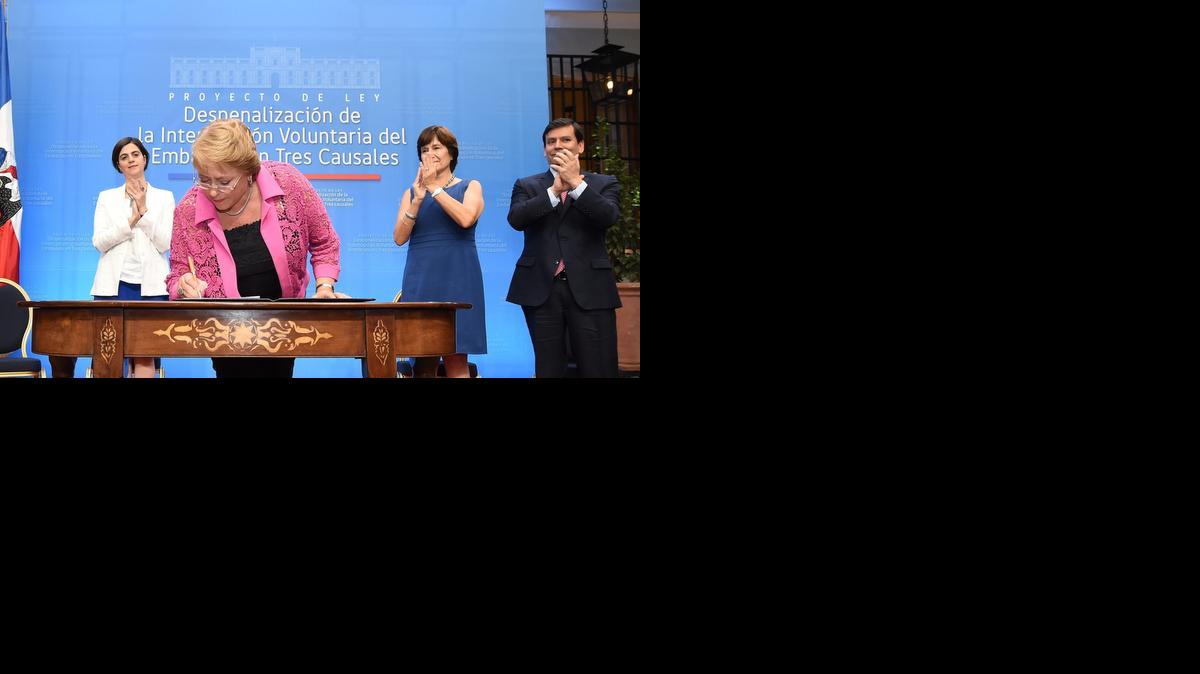 
La presidenta chilena Michelle Bachelet (cen.) firma un proyecto de ley sobre despenalización de la interrupción del embarazo el sábado en el Palacio de La Moneda, en Santiago de Chile.
