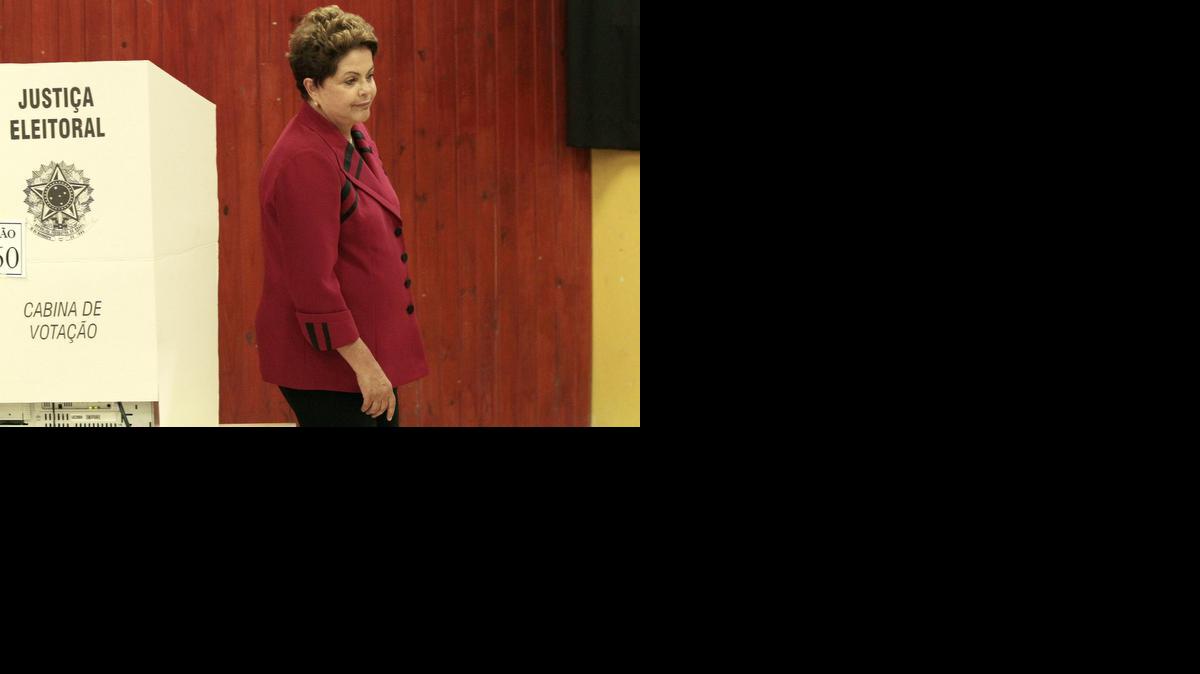 
La presidente brasileña y candidata a la reelección por el Partido de los Trabajadores (PT), Dilma Roussef, se dispone el domingo a emitir su voto en la escuela pública Santos Dumont, en el barrio de Assunção de Porto Alegre.
