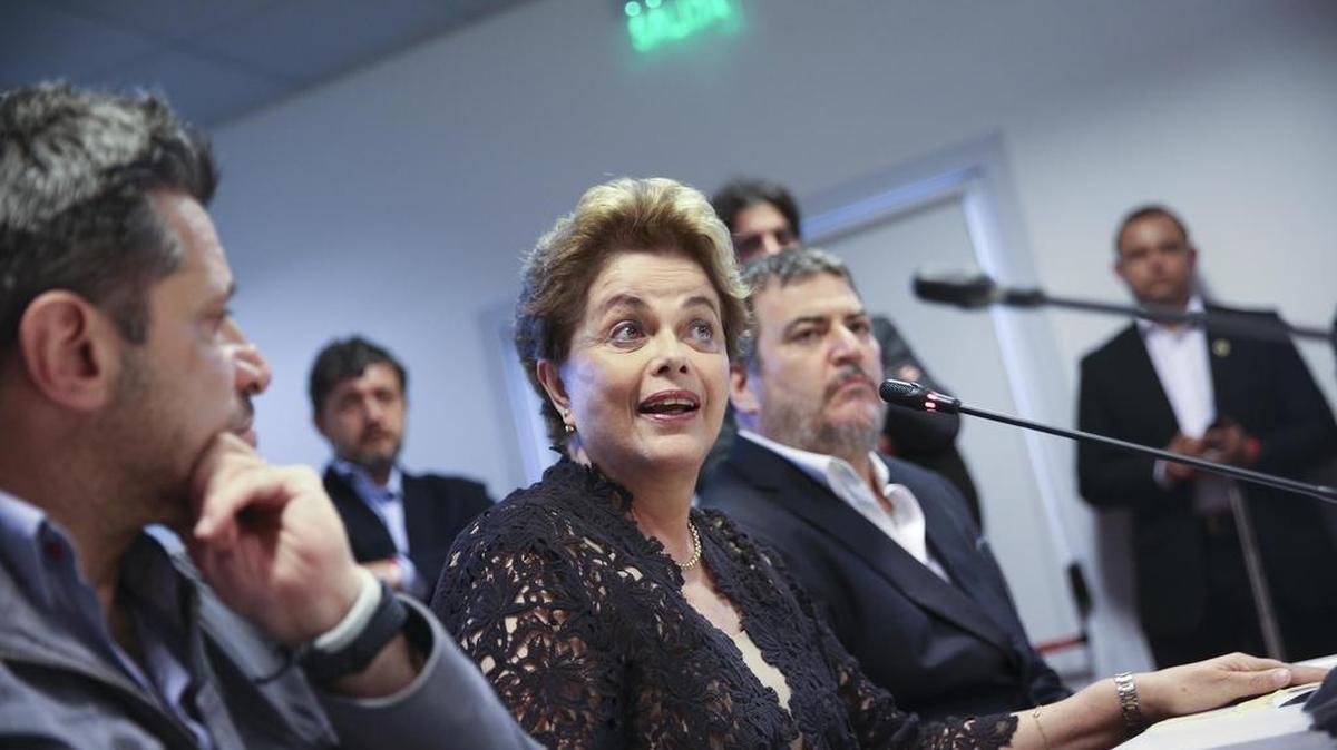 La ex presidenta brasileña Dilma Rousseff (c) habla en una rueda de prensa el jueves 22 de diciembre de 2016, en la sede de la Universidad Metropolitana para la Educación y el Trabajo (UMET) en Buenos Aires (Argentina).