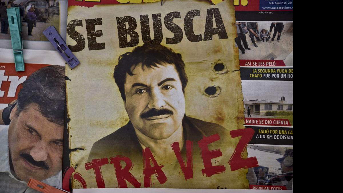 
Un afiche con la foto del barón de las drogas ‘El Chapo’ Guzmán es publicada en un puesto de venta de periódicos, en Ciudad de México. 
 

