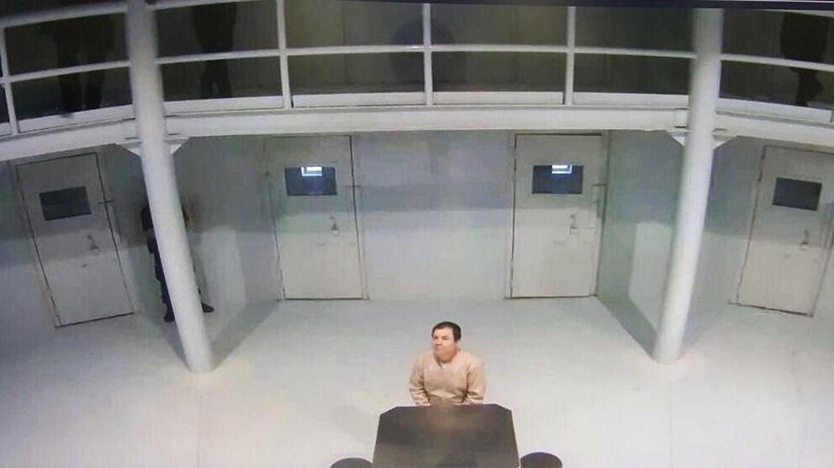 Fotografía tomada el lunes 11 de julio de 2016, de la cuenta de Twitter del secretario de Gobernación (Interior), Miguel ángel Osorio, que muestra al narcotraficante Joaquín "el Chapo" Guzmán en el penal de Ciudad Juárez.