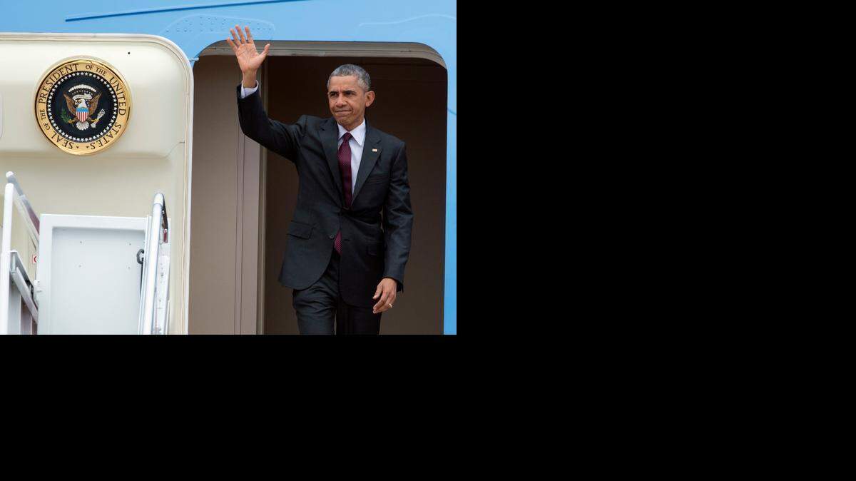 
El presidente de EEUU, Barack Obama, saluda el viernes al arribar a la base de la Fuerza Aérea Andrews ,tras un viaje a Salt Lake City. Obama visitará Jamaica este jueves.
