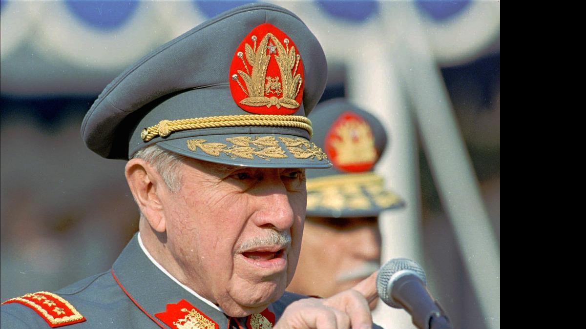 
El general Augusto Pinochet en 1997. En el marco del juicio sobre el origen de la fortuna del fallecido dictador, seis altos oficiales retirados del Ejército chileno fueron sentenciados como autores de malversación de caudales públicos.
