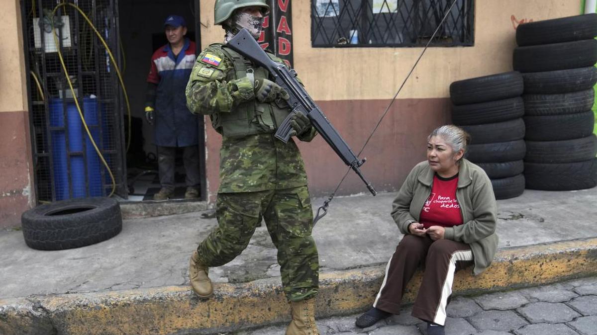Militares patrullan por una zona residencial del sur de Quito, Ecuador, el viernes 12 de enero de 2024, como secuela a la fuga de dos cabecillas de bandas criminales de prisión. El presidente Daniel Noboa decretó el lunes el estado de emergencia nacional debido a una ola de criminalidad, una medida que permite a las autoridades suspender los derechos de las personas y movilizar a los militares.