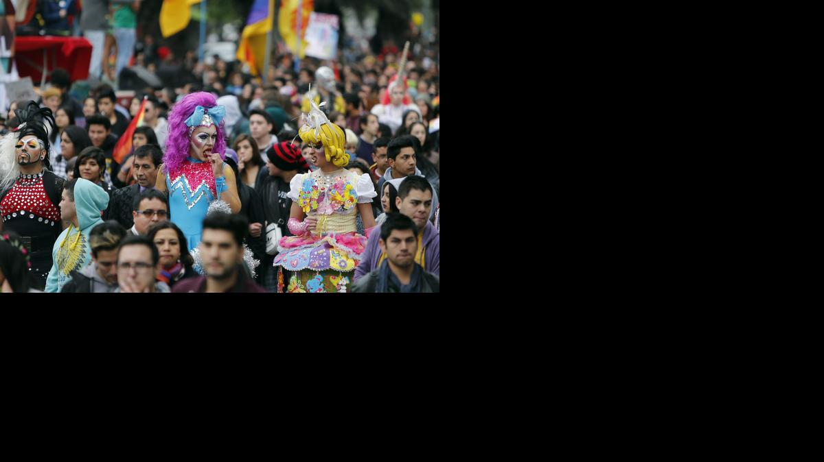 
Miles de personas marchan por las calles de Santiago de Chile, para expresar su apoyo solidario a diversas organizaciones de homosexuales, lesbianas y transexuales.
