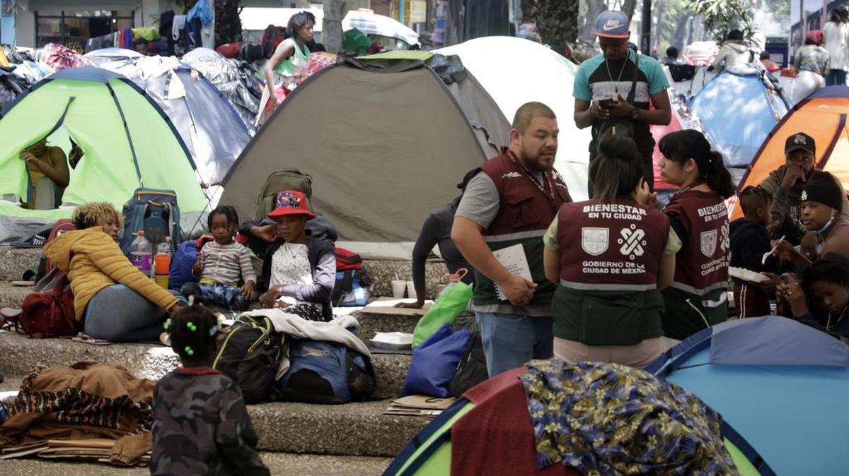 Migrantes haitianos en un campamento instalado en el Parque Giordano Bruno esperando sus permisos de inmigración en Ciudad de México. El 29 de marzo de 2023 en Ciudad de México, México.