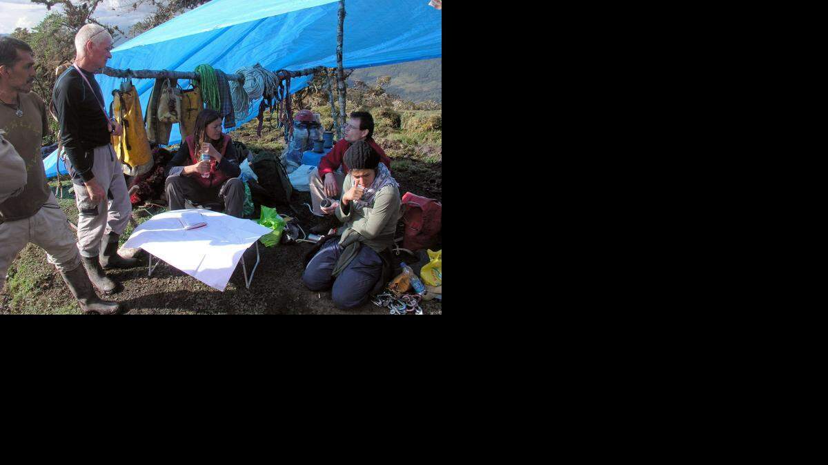 
Integrantes del Espeleo Club Andino y del grupo Espeleo Bagnols Marcoule dialogan el jueves con miembros de equipos de rescate de Francia, México y España en las cercanías de la cueva Intimachay, en Perú, donde está atrapado el español Cecilio López.
