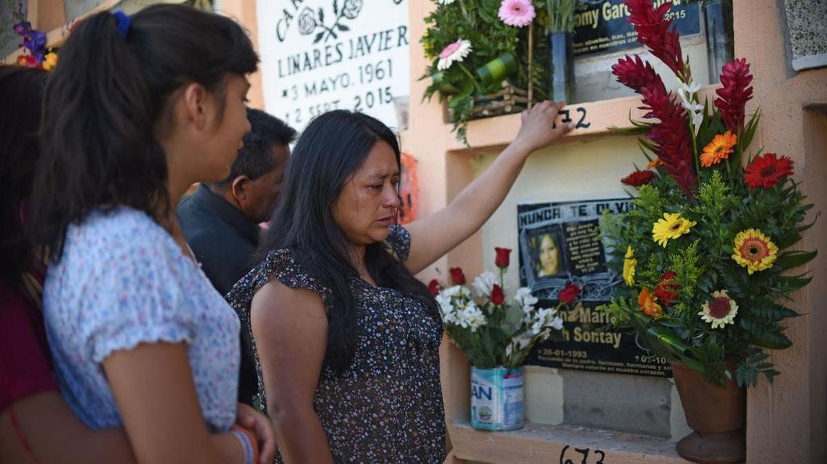 El alud se registró el 1 de octubre por la noche en un barrio al sureste de la Ciudad de Guatemala, situado en medio de dos pequeñas montañas, una de las cuales se derrumbó por las fuertes lluvias y enterró 125 casas a más de 25 metros de profundidad, provocando 280 muertos y unos 70 desaparecidos.