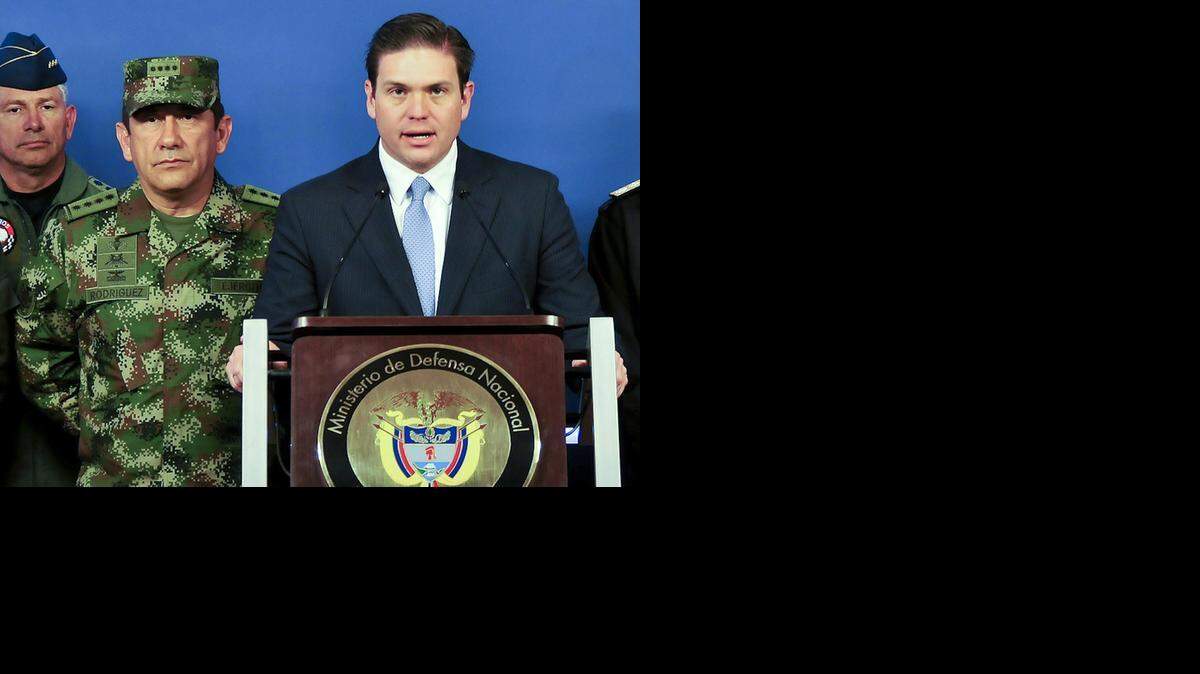 
El ministro de Defensa de Colombia, Juan Carlos Pinzón (der.), durante una conferencia de prensa en Bogotá, en febrero del 2014.


