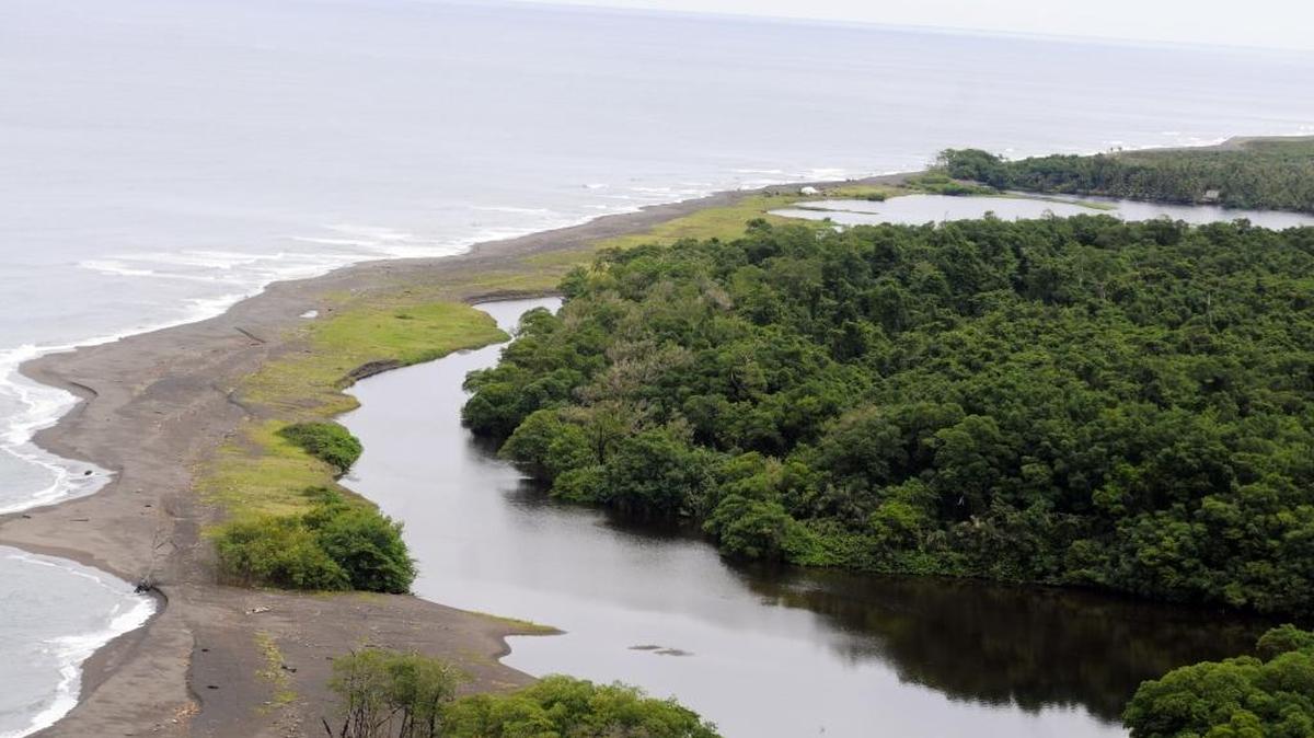 Vista aérea del río San Juan, que marca la línea fronteriza entre Nicaragüa y Costa Rica.