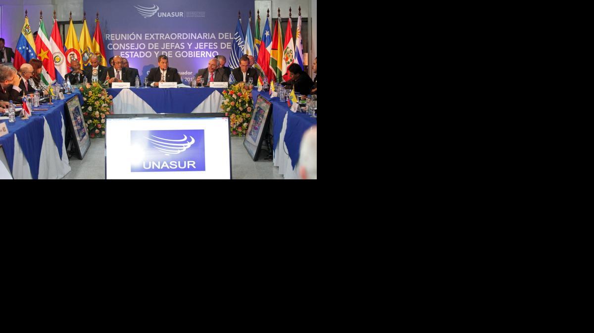 
El presidente de Ecuador, Rafael Correa (c) durante el encuentro de presidentes de Unasur en Guayaquil.


