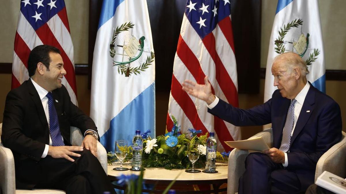 El nuevo presidente de Guatemala Jimmy Morales dialoga el jueves con el vicepresidente Joe Biden, en la Ciudad de Guatemala.