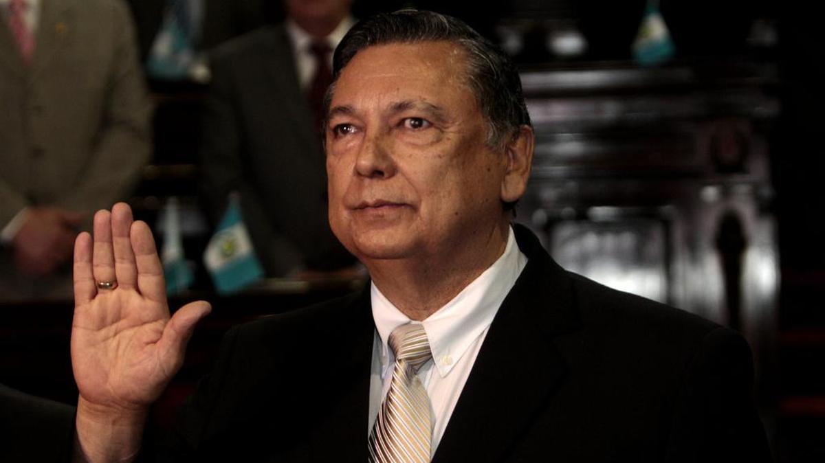 
El odontólogo y académico Juan Alfonso Fuentes Soria toma juramento el miércoles después de ser elegido como nuevo vicepresidente de Guatemala.
