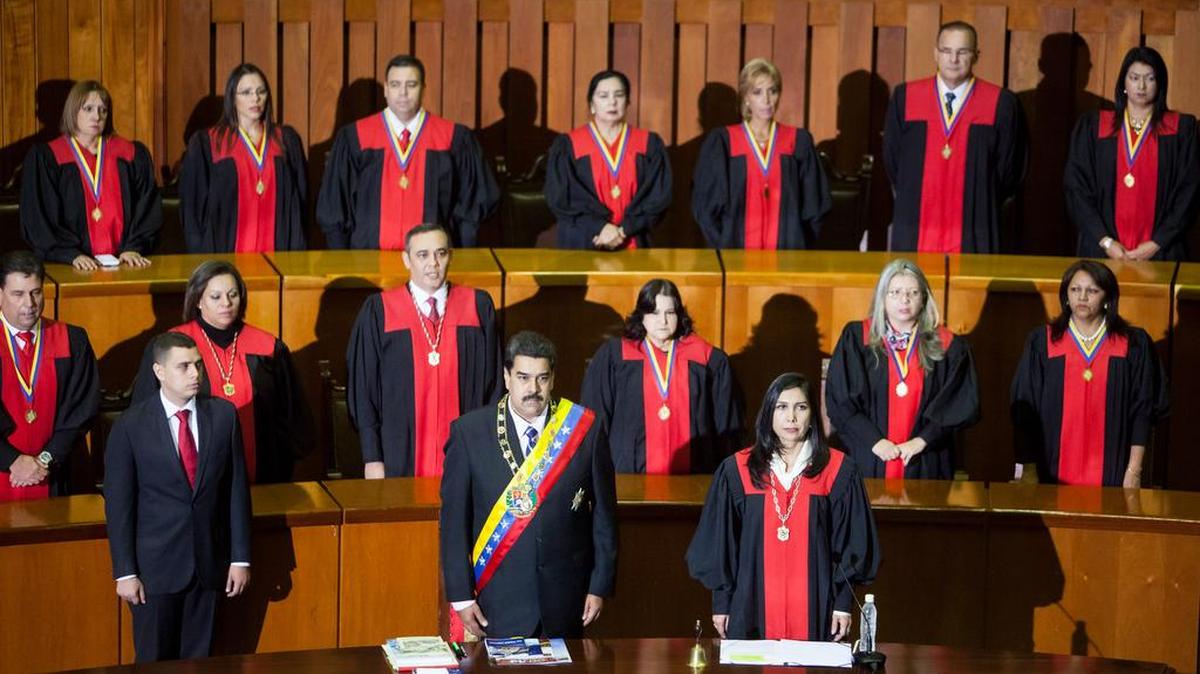 La presidenta del Tribunal Supremo de Justicia, Gladys Gutiérrez (centro a la derecha), y el presidente Nicolás Maduro participan en los actos protocolares del inicio del año judicial venezolano este viernes en Caracas, Venezuela.
