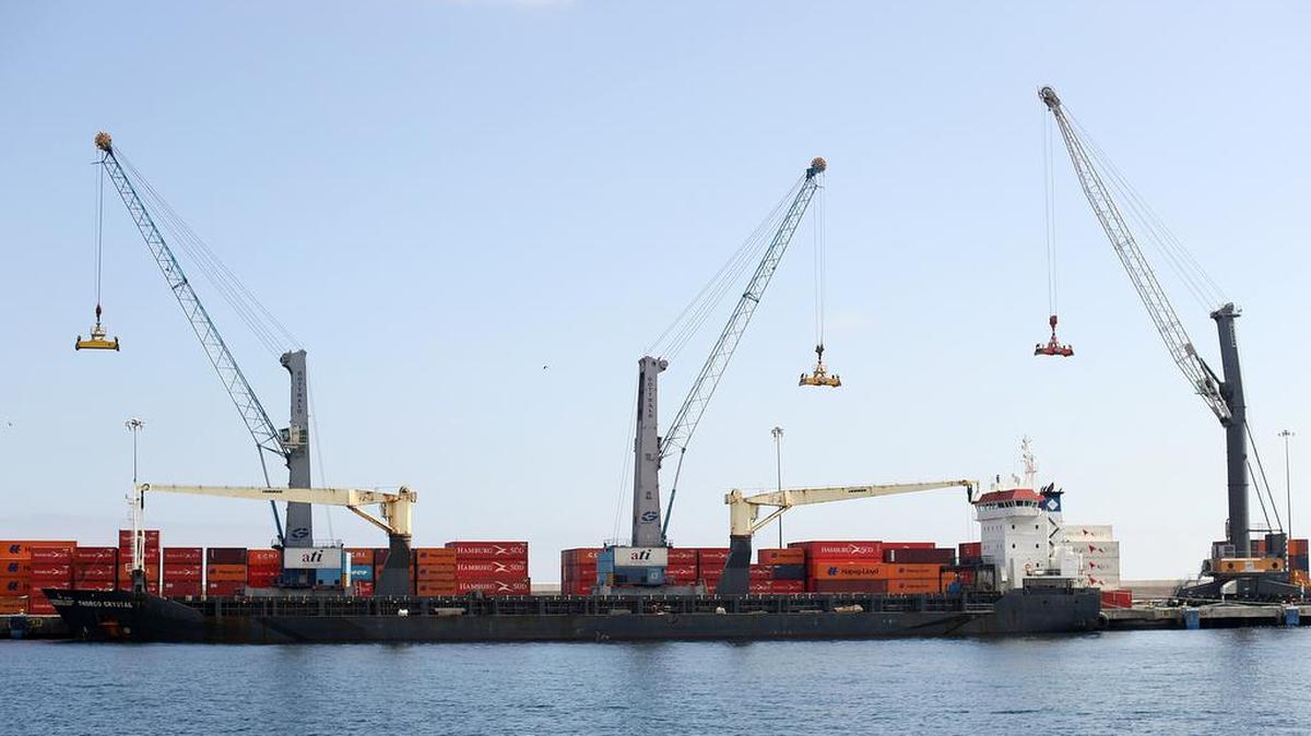 Vista del Puerto de Antofagasta, donde el ministro de Relaciones Exteriores de Bolivia, David Choquehuanca, realiza una visita el 19 de julio de 2016. Choquehuanca se encuentra en el segundo día de una inspección a los puertos del norte de Chile para verificar el trato que se le da a los transportistas bolivianos en la zona.