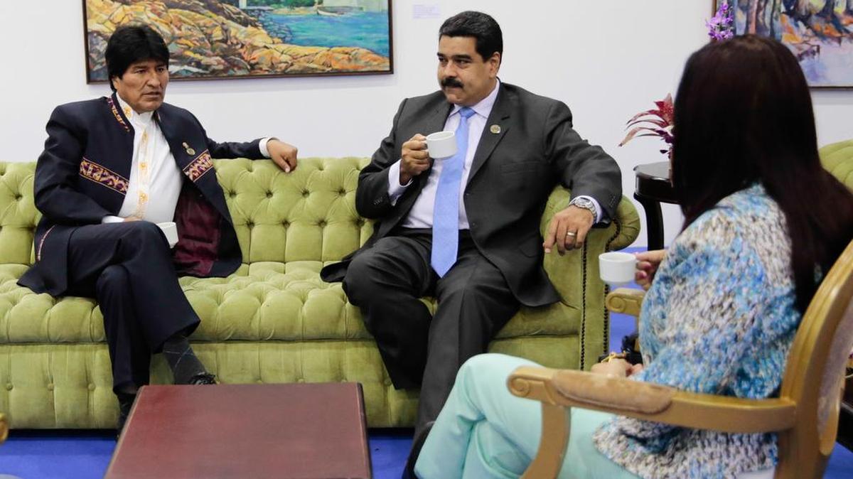 El presidente de Venezuela, Nicolás Maduro, conversa con su homólogo de Bolivia, Evo Morales (izq.), en el último día de la XVII Cumbre de jefes de Estado y de Gobierno del Movimiento de países No Alineados.