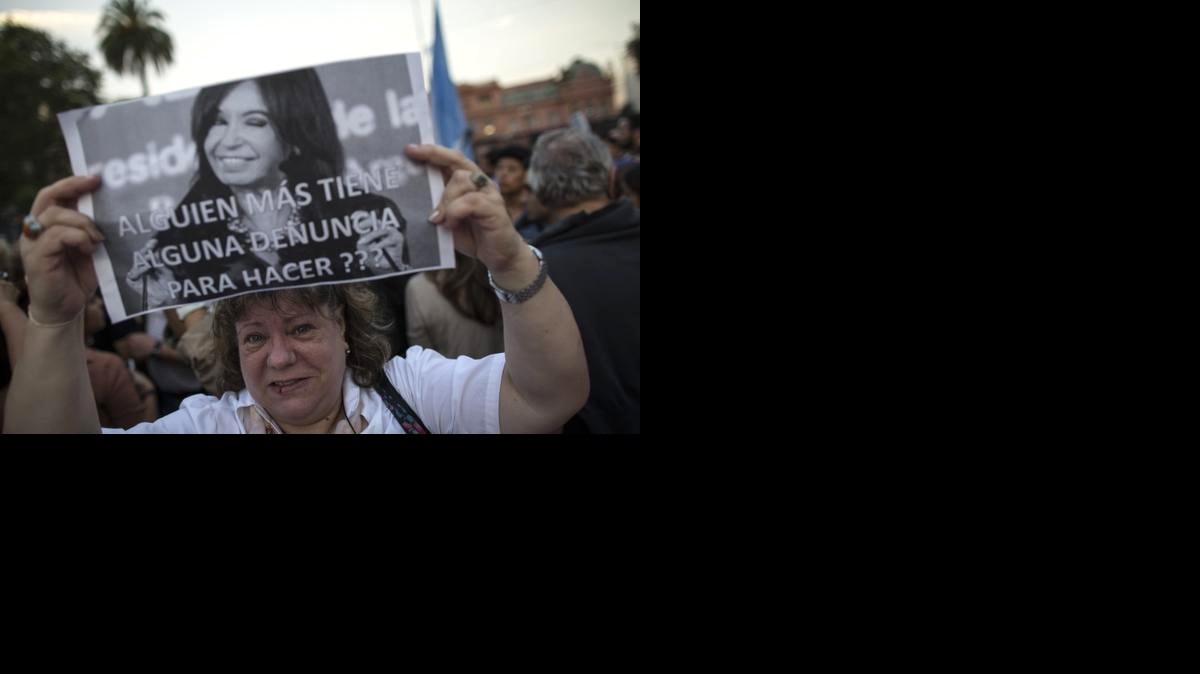 
Miles de personas se concentran el 19 de enero de 2015, en los alrededores de la Plaza de Mayo de Buenos Aires, frente a la Casa Rosada, para protestar por la muerte del fiscal Alberto Nisman, hallado sin vida en la capital argentina, y quien investigaba la causa por el atentado a la mutual judía AMIA y que había denunciado a la presidenta Cristina Fernández. La inesperada muerte del fiscal Nisman es uno de los acontecimientos que más ha conmocionado a Argentina desde el retorno de la democracia y dibuja un nuevo escenario político de consecuencias imprevisibles en un año marcado por una apretada carrera electoral. Aunque el informe preliminar de la autopsia confirma que falleció a consecuencia de un disparo en la sien procedente de la pistola que apareció bajo su cuerpo, en el baño de su vivienda, y que no hubo participación de terceros en su muerte, la sombra de la duda planea sobre la investigación.
