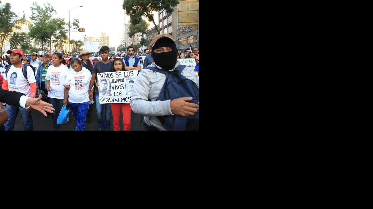 
 Manifestantes participan en una marcha en protesta por los 43 estudiantes desaparecidos en Ayotzinapa hace más de dos meses, el lunes 1 de diciembre de 2014, en Ciudad de México (México).
