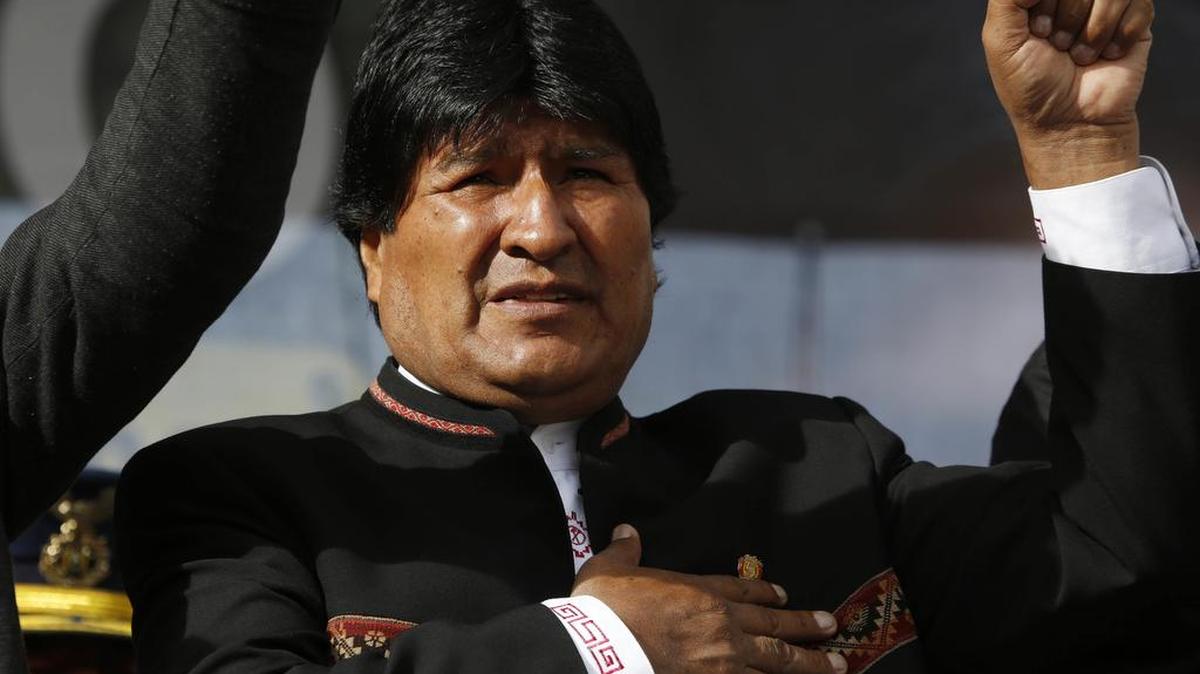 Foto de archivo. El presidente de Bolivia, Evo Morales, canta su himno nacional en una ceremonia en La Paz, Bolivia.