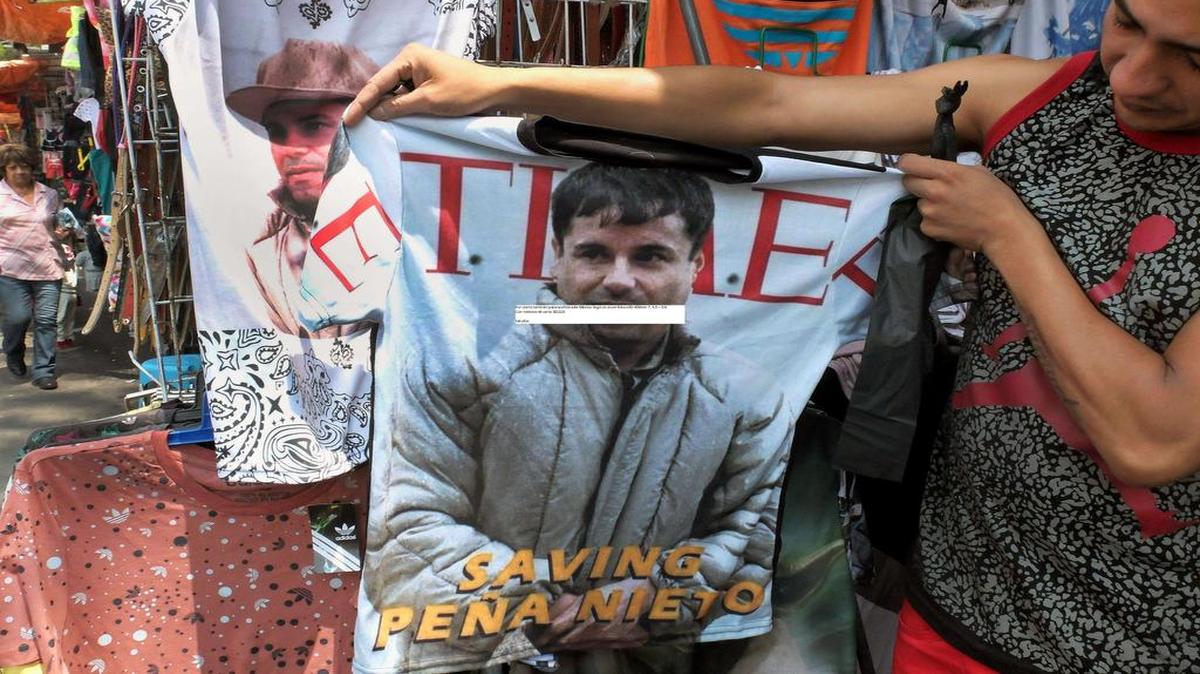 
Camisetas con la imagen del narcotraficante Joaquín "El Chapo" Guzmán a la venta el jueves 23 de julio de 2015, en Ciudad de México
