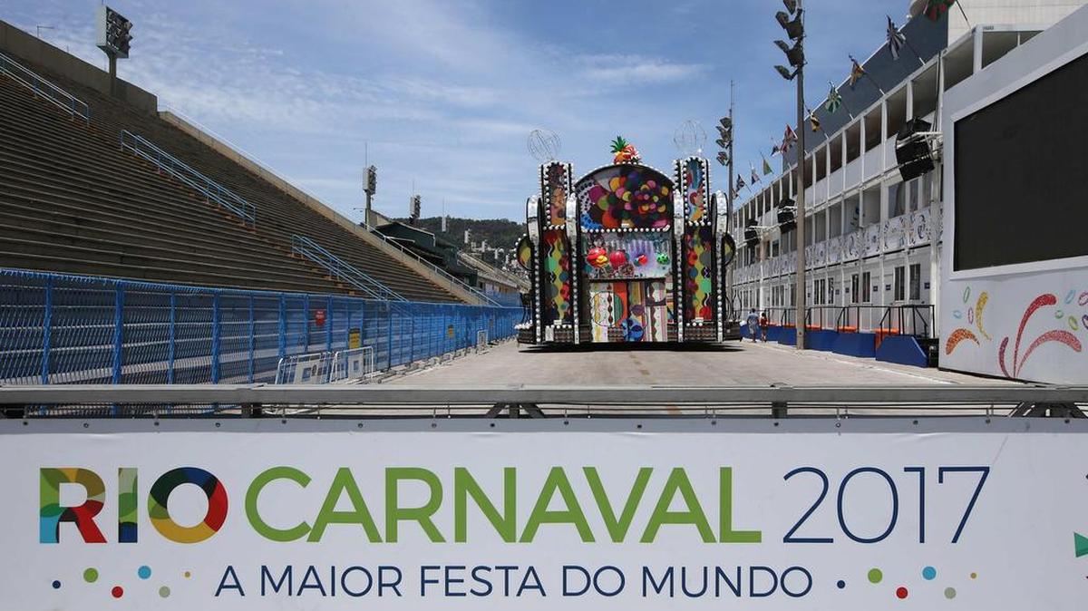 BRA01 RÍO DE JANEIRO (BRASIL), 1/03/2017.- Vista de la carroza de la escuela de samba Paraíso de Tuiuti, el miércoles 1 de marzo de 2017, en el Sambódromo de Río de Janeiro, Brasil. La carroza fue la última de la agrupación de samba encargada de abrir la gran fiesta del Carnaval este domingo, perdió el control durante una maniobra al iniciar su recorrido por la pista de 700 metros del Sambódromo y causó el accidente en el que 20 personas resultaron heridas.