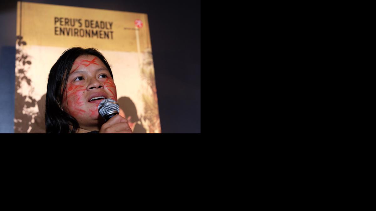 
Diana Ríos Rengifo, hija de uno de los cuatros indígenas Ashéninka asesinados en la selva peruana, habla el lunes en una ceremonia en Nueva York.
