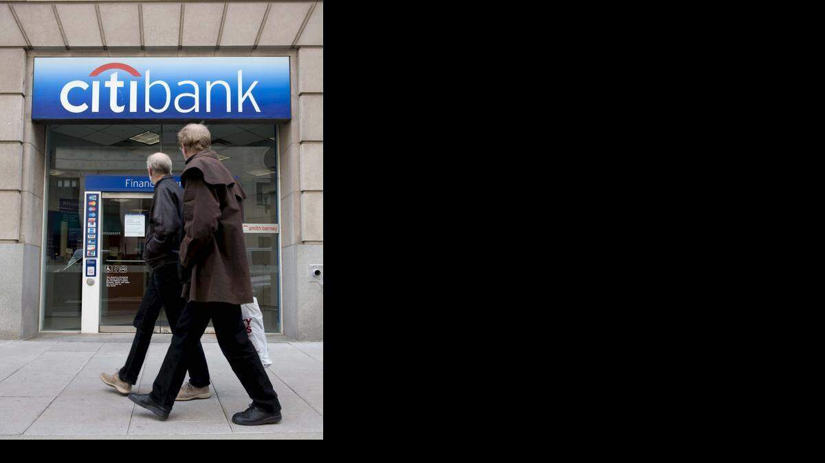 
Dos hombres pasan delante de una de las sucursales de Citibank en la ciudad de Washington.



