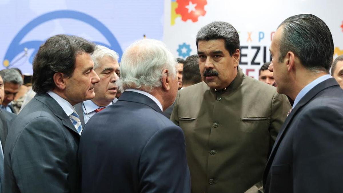 Fotografía cedida por el Palacio de Miraflores del presidente de Venezuela, Nicolás Maduro (2d), durante la “Expo Venezuela Potencia 2017”, el jueves 23 de marzo de 2017, en Caracas (Venezuela).