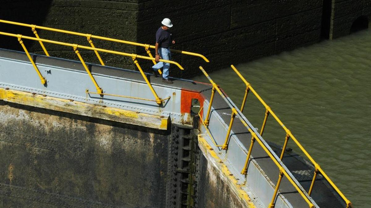
Un trabajador camina por una de las compuertas del Canal de Panamá en el lado Pacífico, en enero. 
